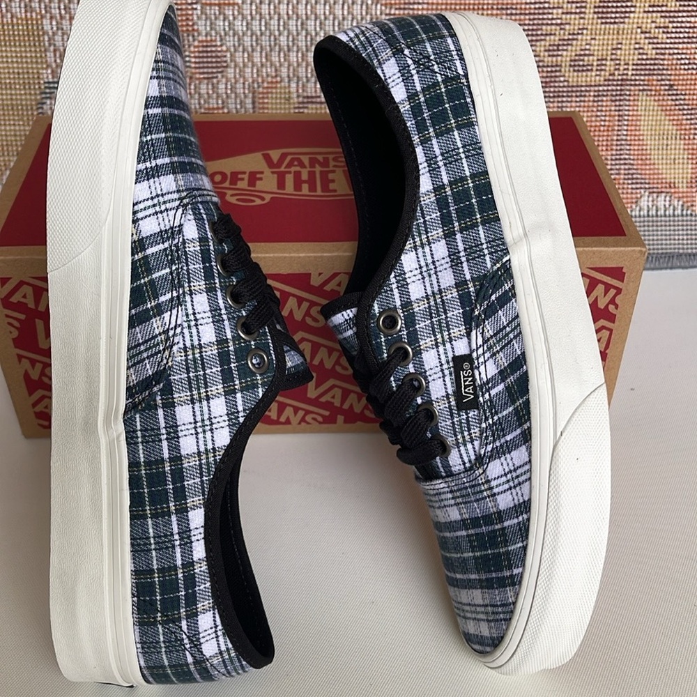 Vans Men’s Authentic
Grunge Plaid Multi
VN0009PVBMB
Sneakers - Picture 11 of 16